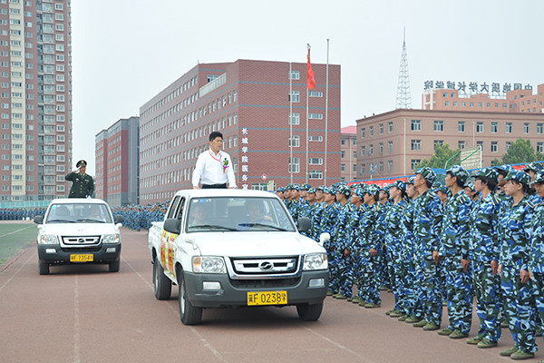 觀隊(duì)列英姿 展校園風(fēng)采——我院舉行軍訓(xùn)結(jié)營(yíng)式暨開(kāi)學(xué)典禮儀式