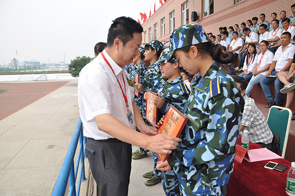 觀隊(duì)列英姿 展校園風(fēng)采——我院舉行軍訓(xùn)結(jié)營(yíng)式暨開(kāi)學(xué)典禮儀式