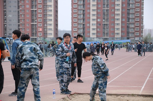 努力備戰(zhàn)校運(yùn)會(huì)，地科同心創(chuàng)輝煌