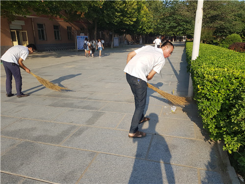 【美化校園】為迎接新生的到來，我院全體動員美化校園環(huán)境