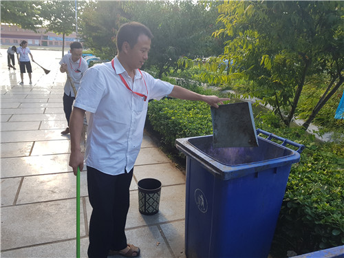 【美化校園】為迎接新生的到來，我院全體動員美化校園環(huán)境