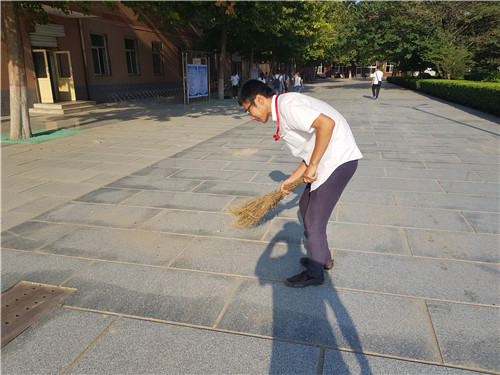 【美化校園】為迎接新生的到來，我院全體動員美化校園環(huán)境