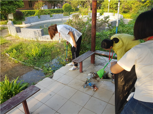 【美化校園】為迎接新生的到來，我院全體動員美化校園環(huán)境