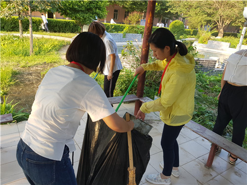 【美化校園】為迎接新生的到來，我院全體動員美化校園環(huán)境