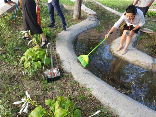 【美化校園】為迎接新生的到來，我院全體動員美化校園環(huán)境