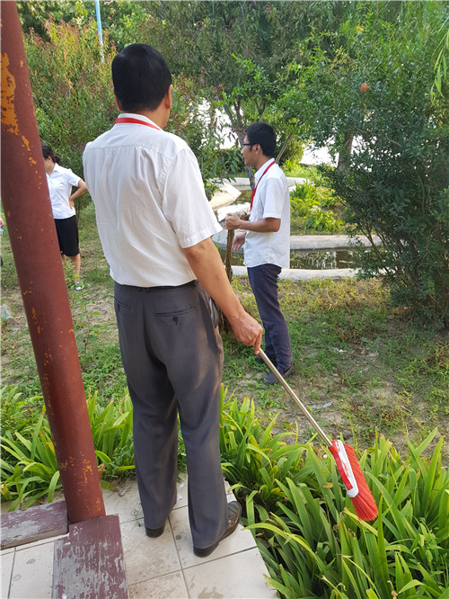 【美化校園】為迎接新生的到來，我院全體動員美化校園環(huán)境