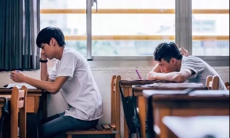 22名大學(xué)生一夜之間被開除：最好的位置上懶惰，到底會(huì)失去什么