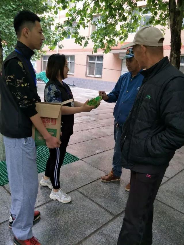 清涼夏日，用心傳遞  大心理開展公益贈飲活動