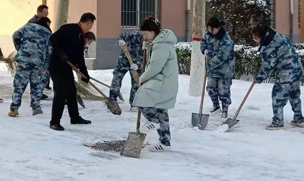 破冰除雪，溫情校園