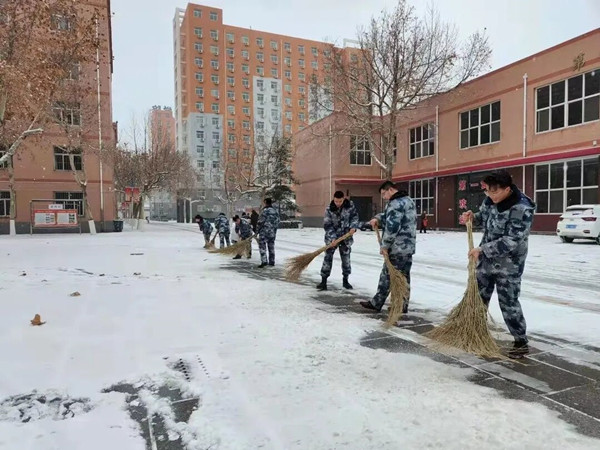 破冰除雪，溫情校園