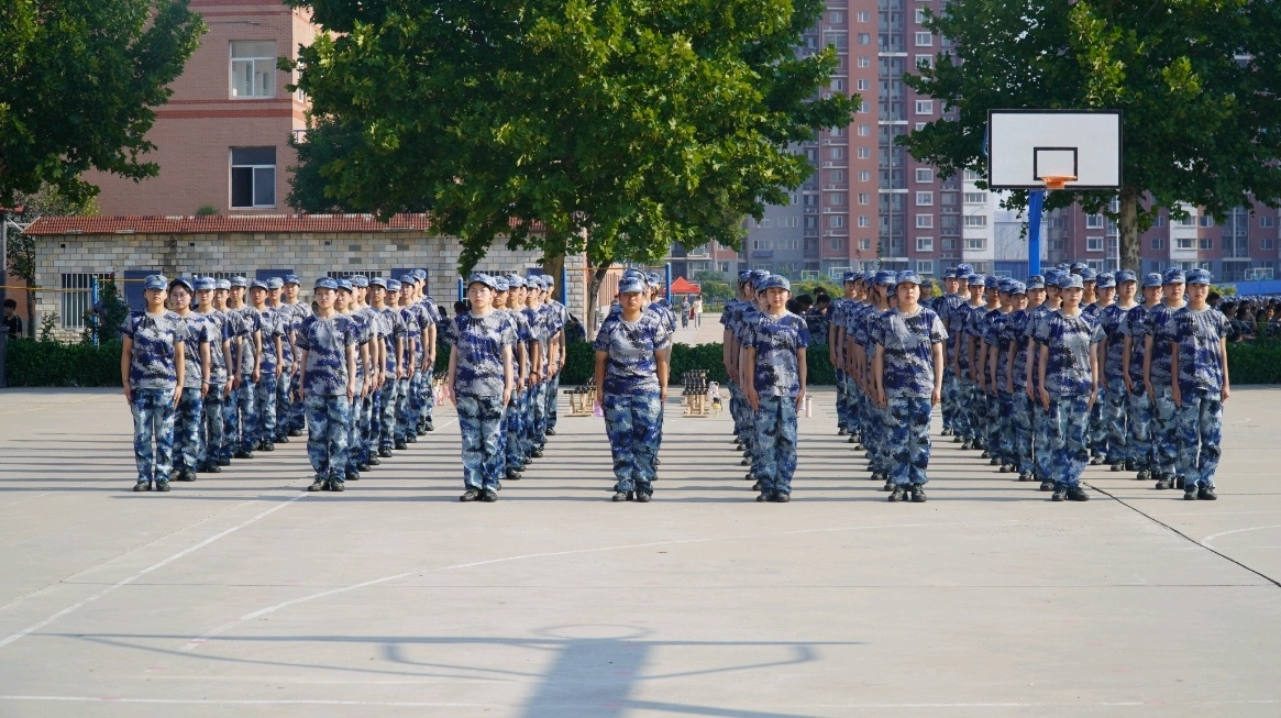 軍訓(xùn)簡報(bào)：軍訓(xùn)正當(dāng)時(shí)，青春灑汗水