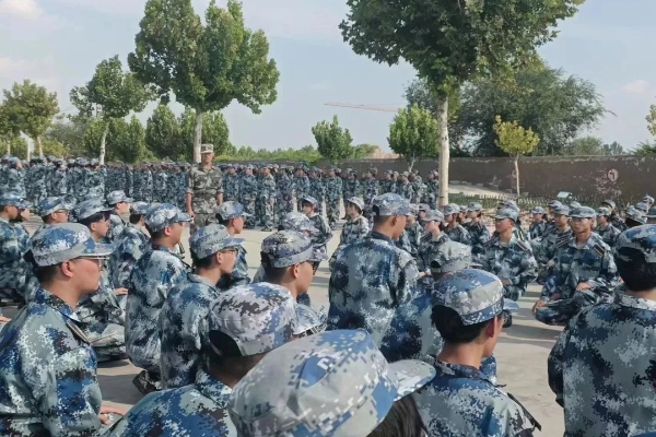 姿容矯健練兵場，流翠飄紅映日光——萌新軍訓(xùn)進(jìn)行時(shí)