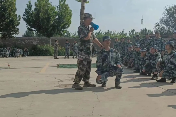 姿容矯健練兵場，流翠飄紅映日光——萌新軍訓(xùn)進(jìn)行時(shí)