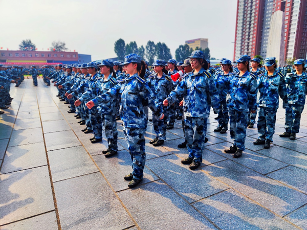 保定理工學(xué)院||管理學(xué)院||軍訓(xùn)進(jìn)行時(shí)，少年何懼驕陽(yáng)烈 意氣風(fēng)發(fā)英姿颯