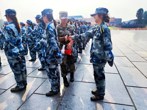 保定理工學(xué)院||管理學(xué)院||軍訓(xùn)進(jìn)行時(shí)，少年何懼驕陽(yáng)烈 意氣風(fēng)發(fā)英姿颯