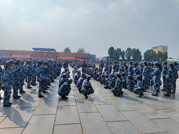 保定理工學(xué)院||管理學(xué)院||軍訓(xùn)進(jìn)行時(shí)，少年何懼驕陽(yáng)烈 意氣風(fēng)發(fā)英姿颯