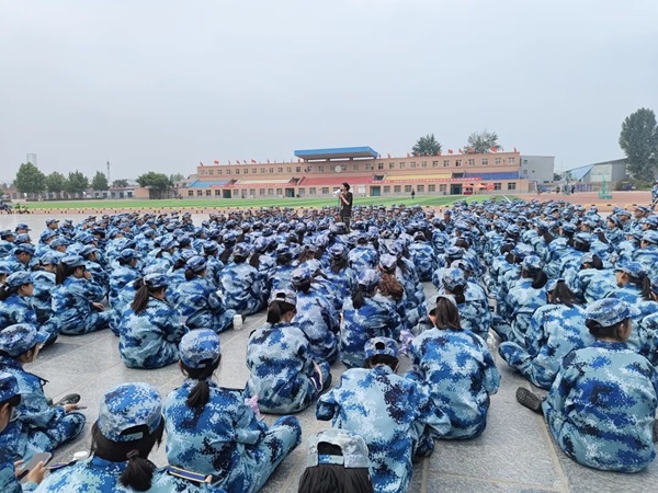 保定理工學(xué)院||管理學(xué)院||軍訓(xùn)進(jìn)行時(shí)，少年何懼驕陽(yáng)烈 意氣風(fēng)發(fā)英姿颯