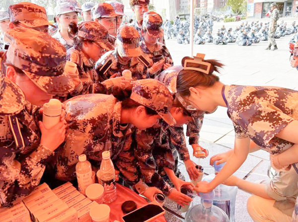 保定理工學院‖管理學院‖迷彩軍訓，青春無悔，管理學院后勤保障組志愿者在行動！