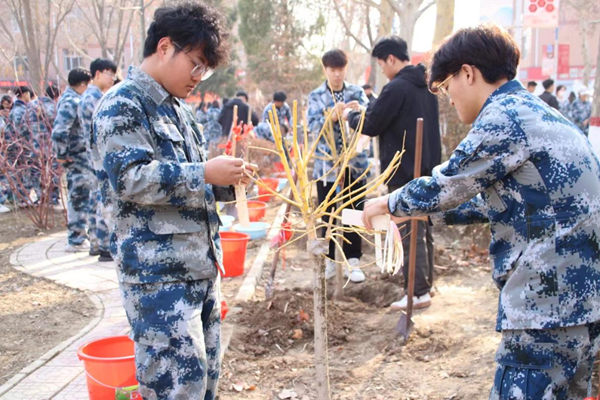 植樹節(jié)|管理學(xué)院|手植一抹綠，心栽一片林