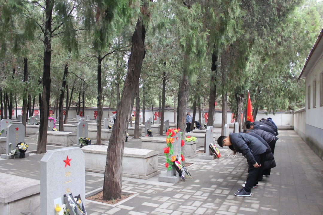 保定理工學院|管理學院|憶苦思甜祭烈士，風起清明表哀思