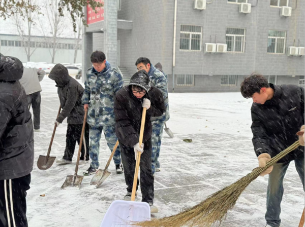 保定理工學(xué)院||管理學(xué)院||黨員先鋒在行動 清雪除冰傳溫情