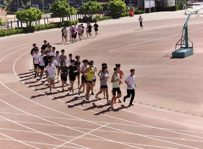 保定理工學(xué)院田徑隊與河北農(nóng)業(yè)大學(xué)田徑隊舉行田徑交流賽