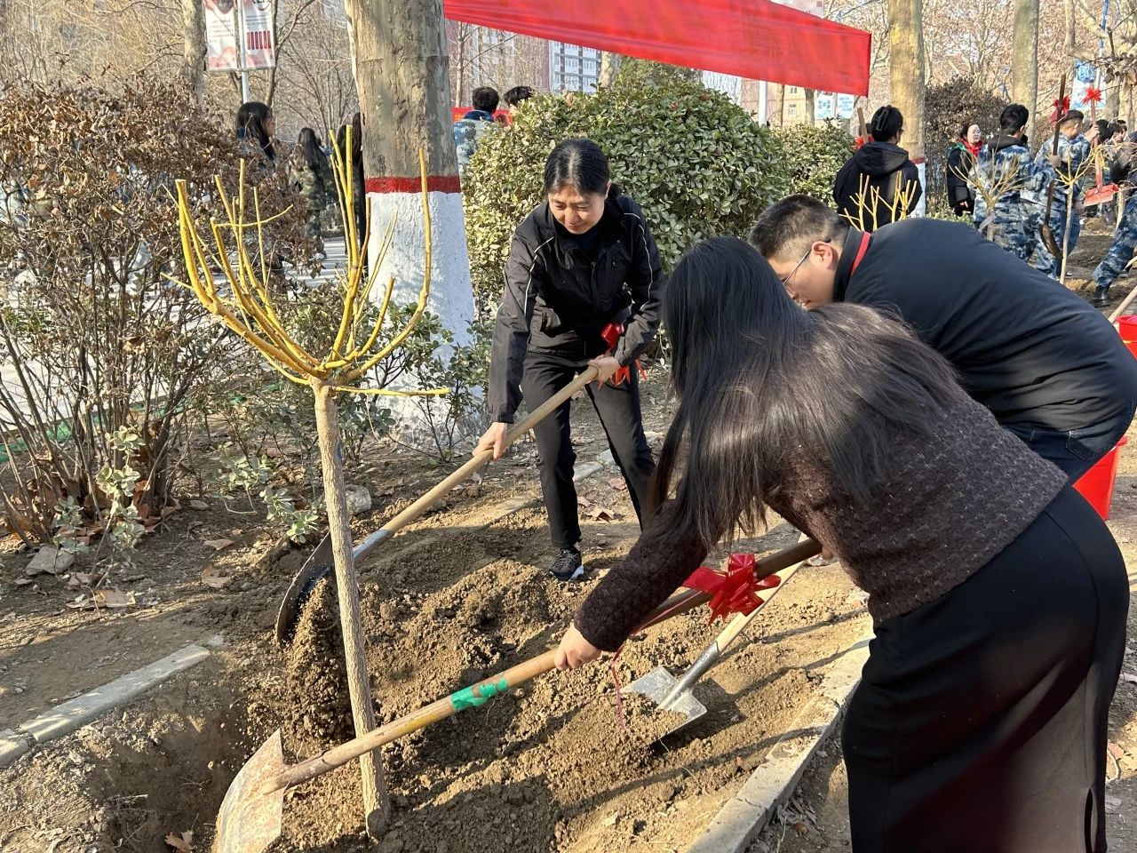 “‘植’此青綠，教樹人心，‘育’汝于成”植樹節(jié)活動(dòng)圓滿結(jié)束!